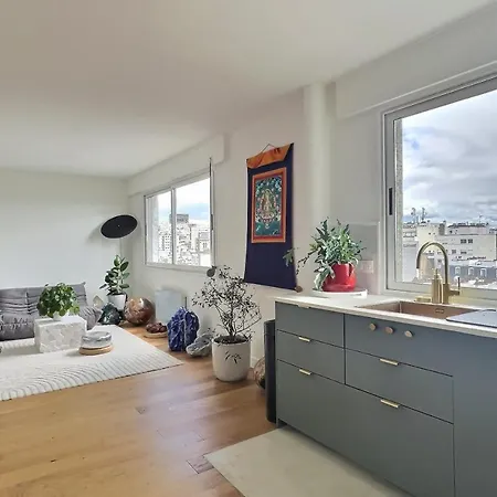 Bright Cocoon With Incredible Views Over Parigi